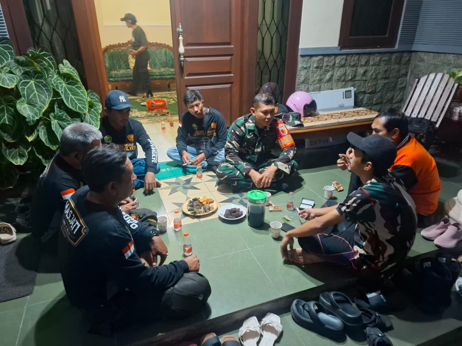 Anjangsana Babinsa Jatimulyo Perkuat Keamanan, Warga dan Linmas Beri Apresiasi.