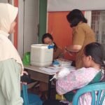 Babinsa Blimbing Dampingi Imunisasi Balita, Dukung Kesehatan Generasi Muda