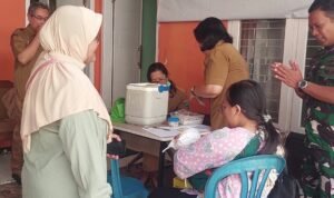 Babinsa Blimbing Dampingi Imunisasi Balita, Dukung Kesehatan Generasi Muda