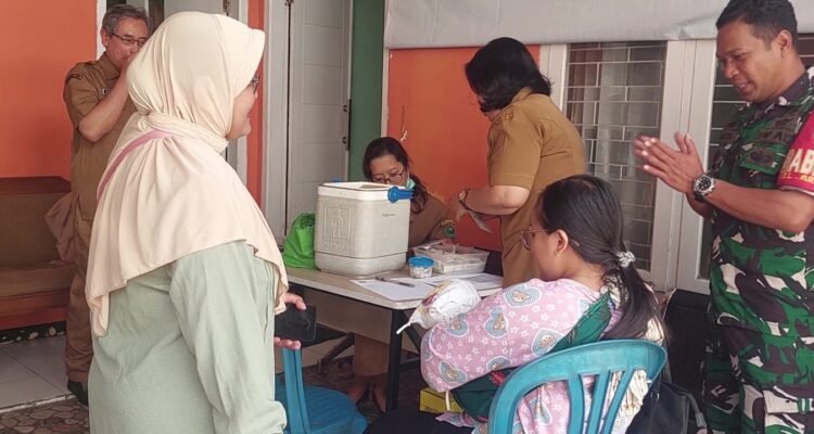 Babinsa Blimbing Dampingi Imunisasi Balita, Dukung Kesehatan Generasi Muda