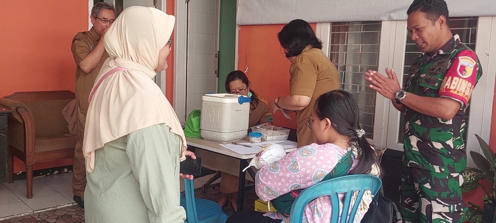 Babinsa Blimbing Dampingi Imunisasi Balita, Dukung Kesehatan Generasi Muda