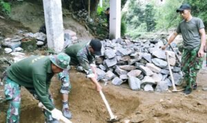 bangun jembatan Dukung Mobilitas Warga, Kodim 0833 Percepat Pembangunan Jembatan Perintis Garuda