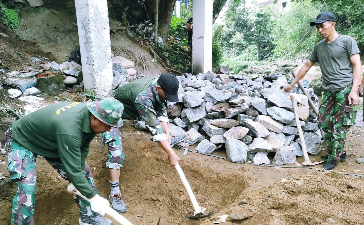 Dukung Mobilitas Warga, Kodim 0833 Percepat Pembangunan Jembatan Perintis Garuda