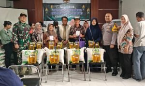 Babinsa Klojen Kawal Distribusi Bantuan Pangan untuk Warga Kelurahan Bareng