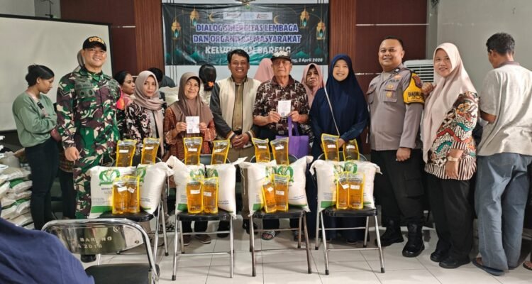 bantuan Babinsa Klojen Kawal Distribusi Bantuan Pangan untuk Warga Kelurahan Bareng
