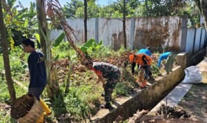Perkuat Gotong Royong, Babinsa Bakalkrajan Kerja Bakti Bersama Warga
