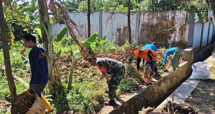 Perkuat Gotong Royong, Babinsa Bakalkrajan Kerja Bakti Bersama Warga