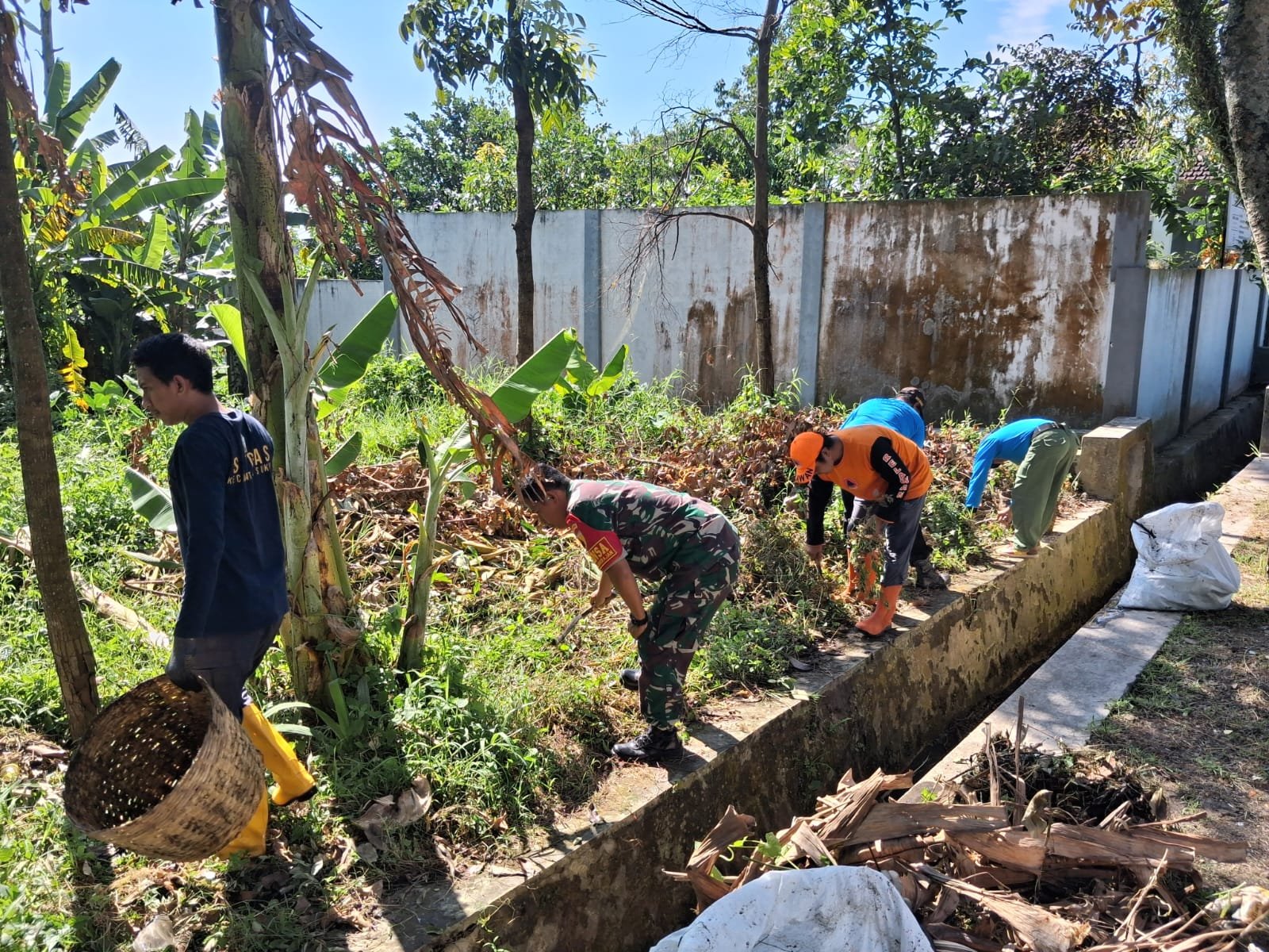 Perkuat Gotong Royong, Babinsa Bakalkrajan Kerja Bakti Bersama Warga
