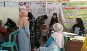 Babinsa Klojen Aktif Kawal Imunisasi Campak, Tingkatkan Perlindungan Balita di Kasin.