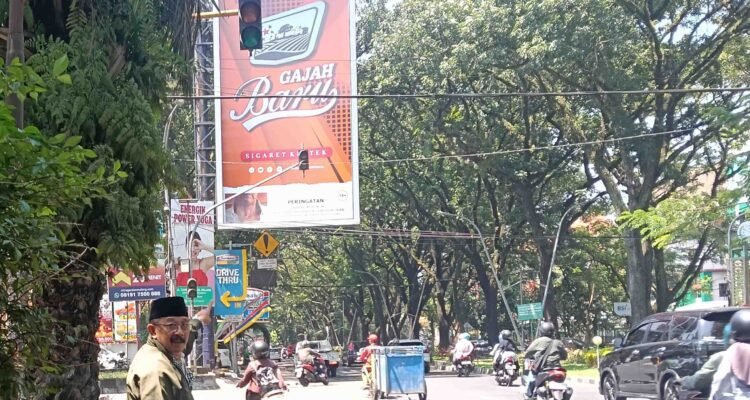 Reklame Rokok Kepung Sekolah, DPRD Kota Malang Geram: Perda Dilanggar Demi Kejar PAD?