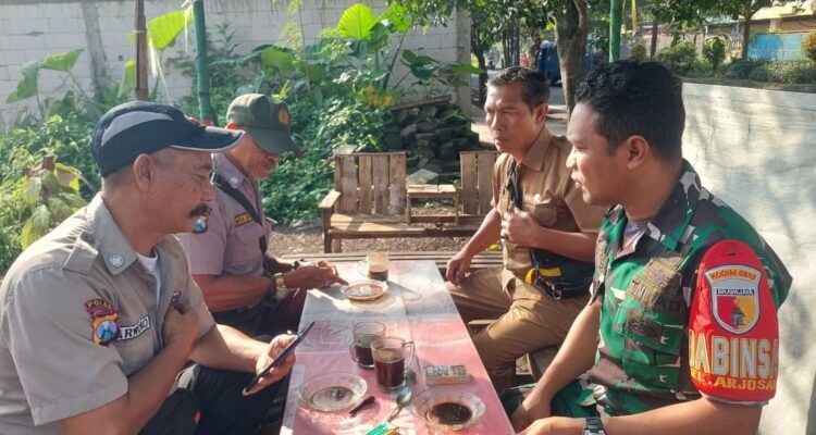 Jaga Kondusivitas Wilayah, Babinsa Blimbing Perkuat Sinergi dengan Aparat Keamanan