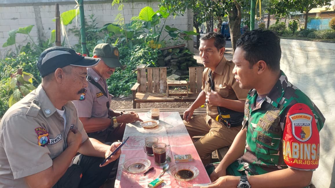 Jaga Kondusivitas Wilayah, Babinsa Blimbing Perkuat Sinergi dengan Aparat Keamanan