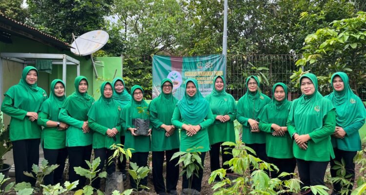 Persit Kodim 0833 Kota Malang Tanam Pohon Serentak di Blimbing