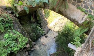 Jembatan Kali Bareng Disorot, Dewan Sidak: Pondasi Terkikis, Bangunan Liar Jadi Biang Masalah.