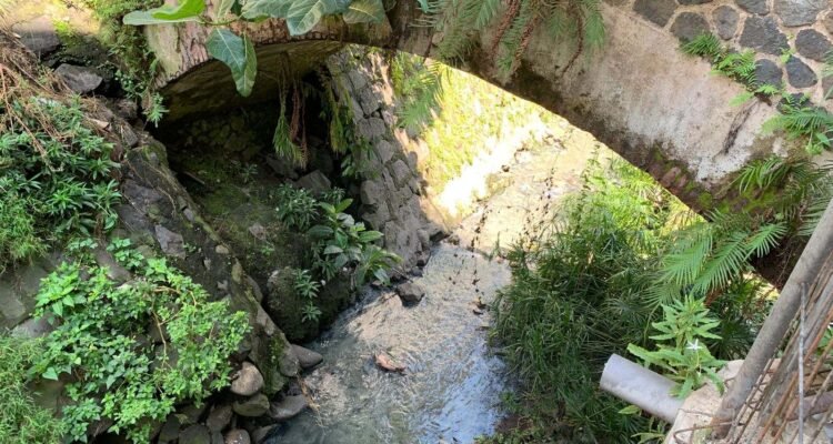 Jembatan Kali Bareng Disorot, Dewan Sidak: Pondasi Terkikis, Bangunan Liar Jadi Biang Masalah.