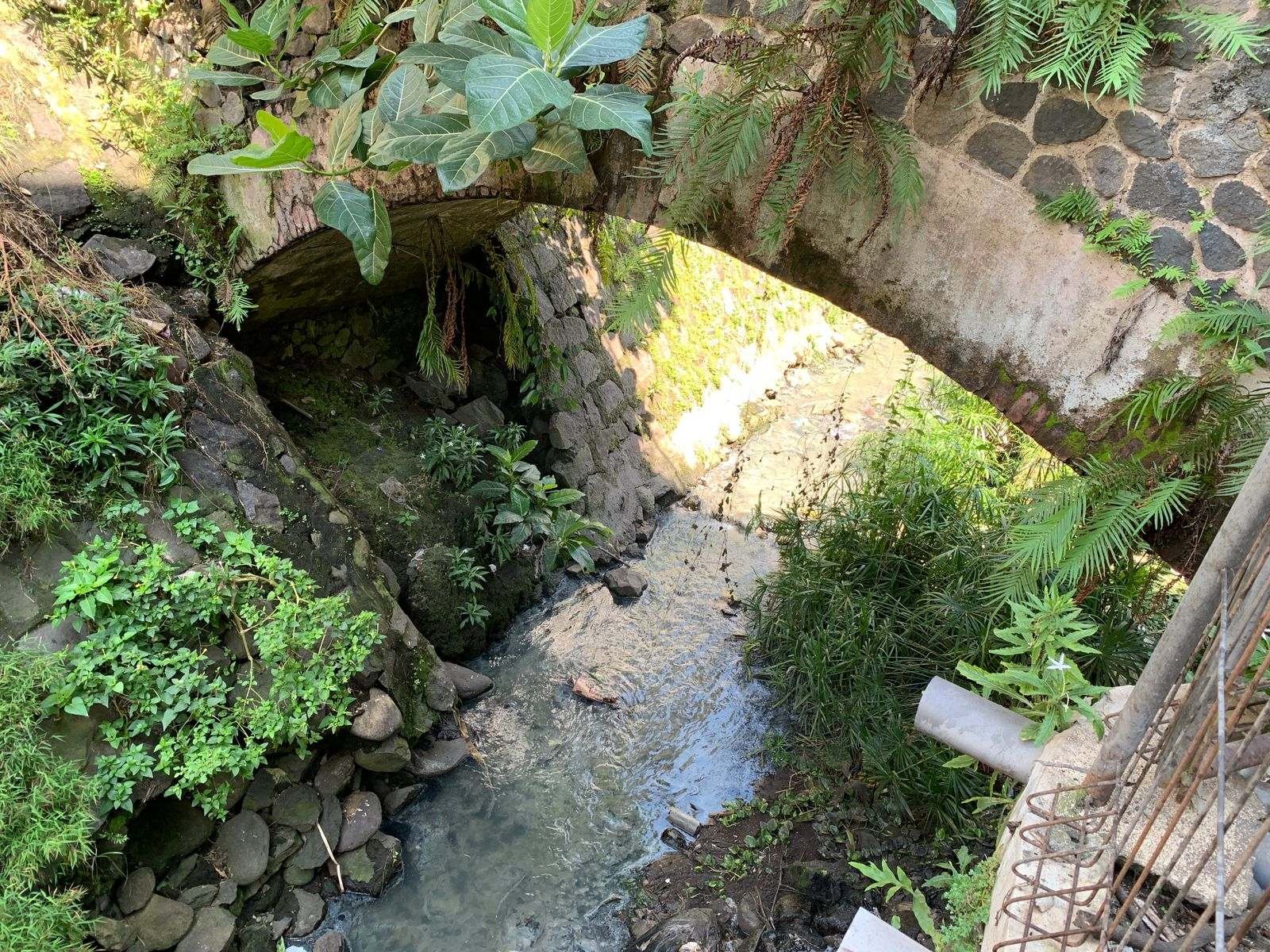 Jembatan Kali Bareng Disorot, Dewan Sidak: Pondasi Terkikis, Bangunan Liar Jadi Biang Masalah.