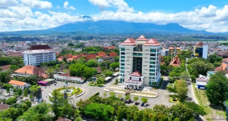 Oplus_16908288 UM Kukuhkan Posisi di Peringkat Dunia, Transformasi Jadi Kunci Daya Saing Global.