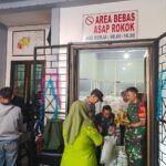 Babinsa Kiduldalem Dampingi Penyaluran Bantuan Pangan Bulog