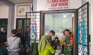 kawal bansos Babinsa Kiduldalem Dampingi Penyaluran Bantuan Pangan Bulog