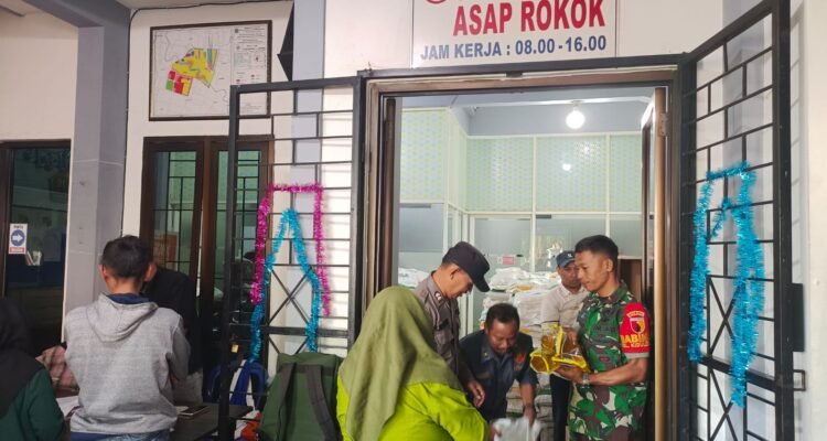 Babinsa Kiduldalem Dampingi Penyaluran Bantuan Pangan Bulog