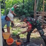 Sinergi TNI dan Warga, Babinsa Arjosari Gotong Royong Bangun Gazebo di Blimbing