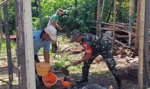 kerja bakti Sinergi TNI dan Warga, Babinsa Arjosari Gotong Royong Bangun Gazebo di Blimbing