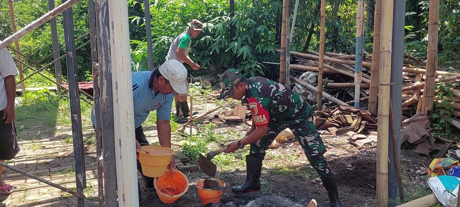 Sinergi TNI dan Warga, Babinsa Arjosari Gotong Royong Bangun Gazebo di Blimbing