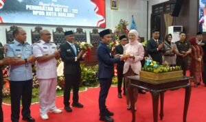 ketua dewan serahkan tumpeng HUT ke-112 DPRD Kota Malang Jadi Ajang Evaluasi dan Penguatan Sinergi