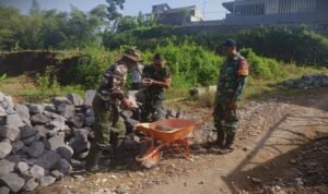 Guyub Rukun, TNI–Warga Kompak Bangun Jembatan Perintis Garuda di Sukun.