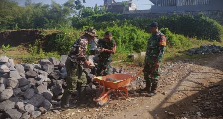 Guyub Rukun, TNI–Warga Kompak Bangun Jembatan Perintis Garuda di Sukun.