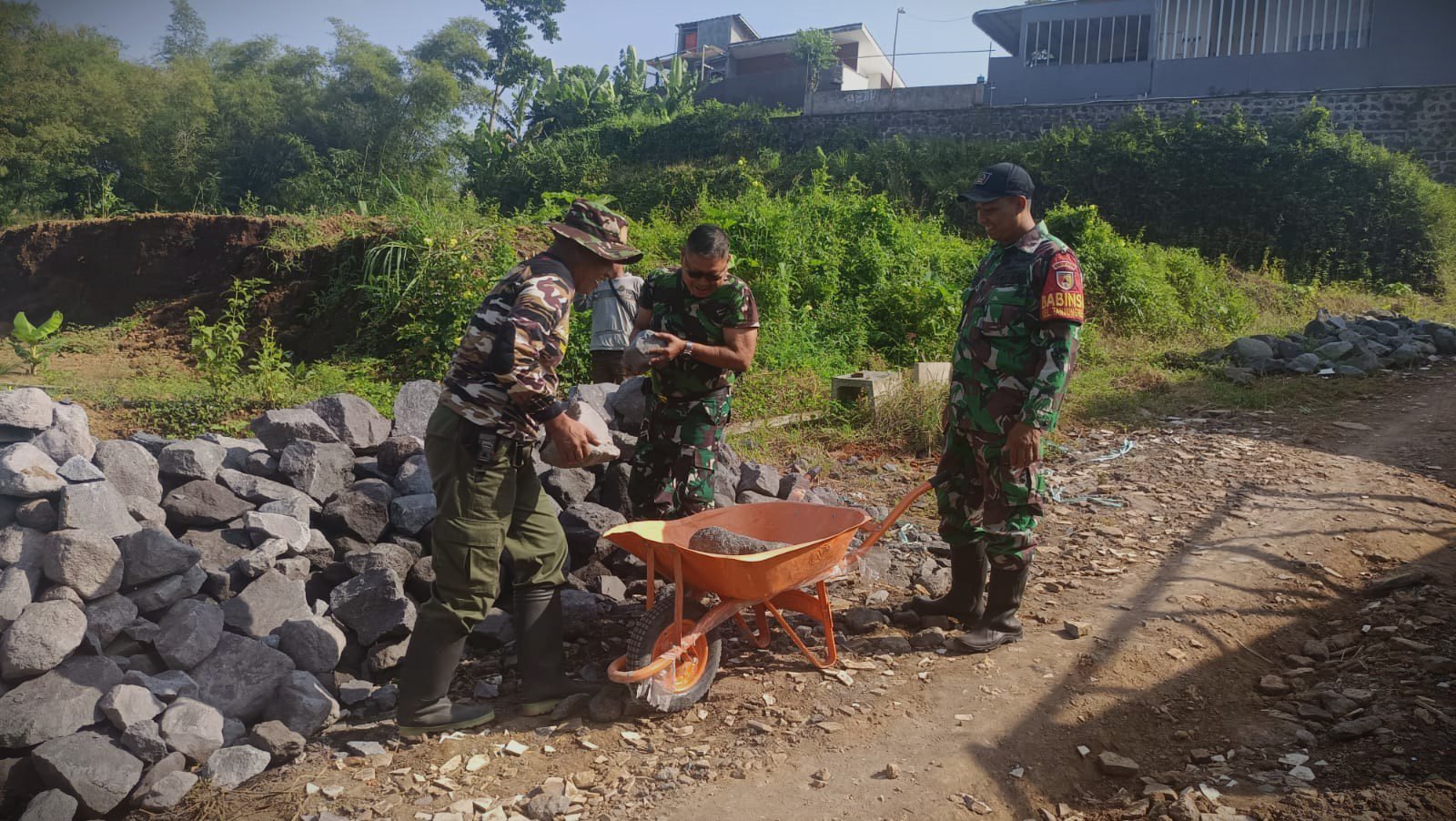 Guyub Rukun, TNI–Warga Kompak Bangun Jembatan Perintis Garuda di Sukun.