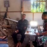 Babinsa Blimbing Komsos Bersama Warga Arjosari Tingkatkan Keamanan Lingkungan.