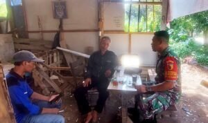 Babinsa Blimbing Komsos Bersama Warga Arjosari Tingkatkan Keamanan Lingkungan.