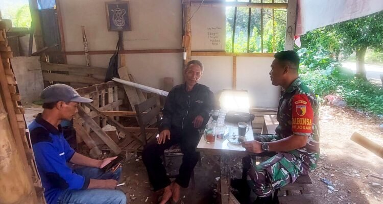 Babinsa Blimbing Komsos Bersama Warga Arjosari Tingkatkan Keamanan Lingkungan.