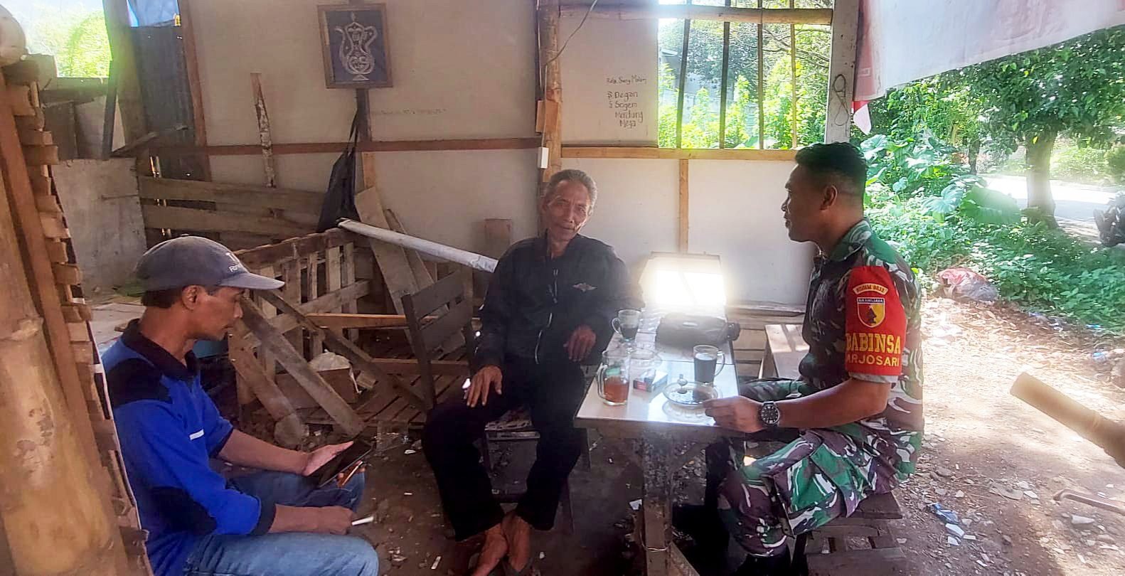 Babinsa Blimbing Komsos Bersama Warga Arjosari Tingkatkan Keamanan Lingkungan.