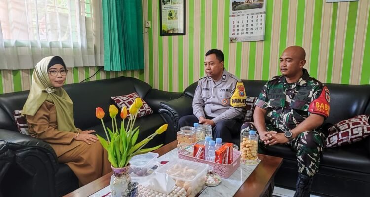 komsos Babinsa dan Bhabinkamtibmas Komsos Humanis di SMAN 6 Malang