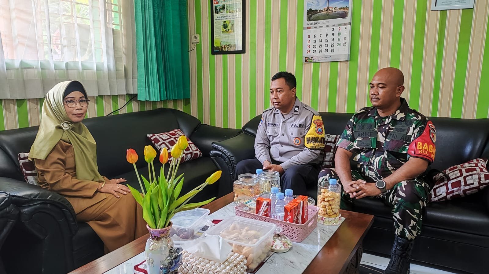 Babinsa dan Bhabinkamtibmas Komsos Humanis di SMAN 6 Malang