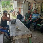 Komsos Babinsa Tasikmadu Pererat Silaturahmi TNI dan Warga