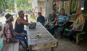 Komsos Babinsa Tasikmadu Pererat Silaturahmi TNI dan Warga