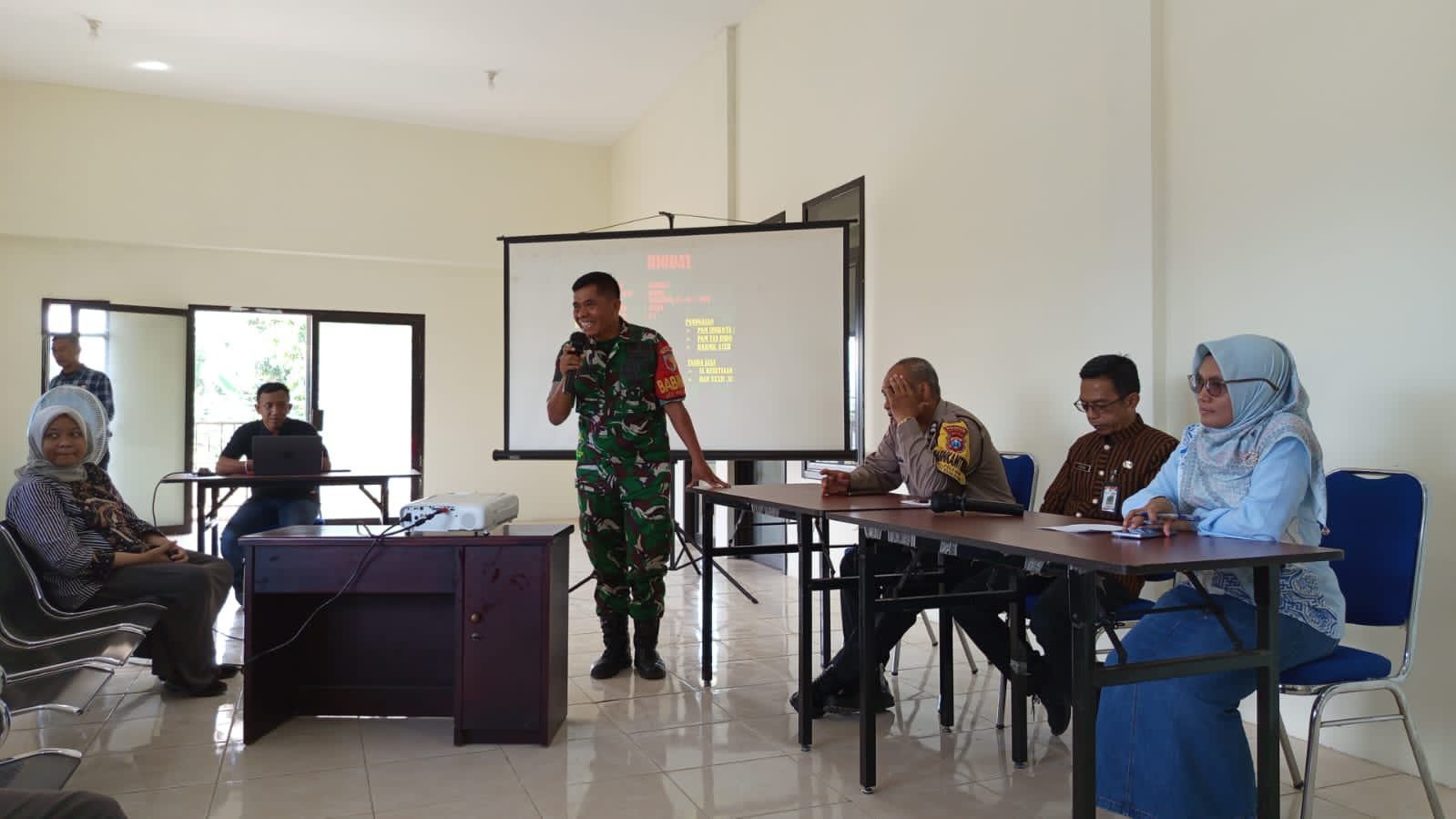 Sinergitas TNI-Polri dan Warga Diperkuat, RT/RW Polehan Kompak Jaga Kamtibmas.