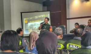 Babinsa Klojen Perkuat Kapasitas Satlinmas Bareng, Tanamkan Semangat Bela Negara