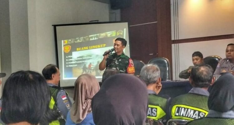 Babinsa Klojen Perkuat Kapasitas Satlinmas Bareng, Tanamkan Semangat Bela Negara