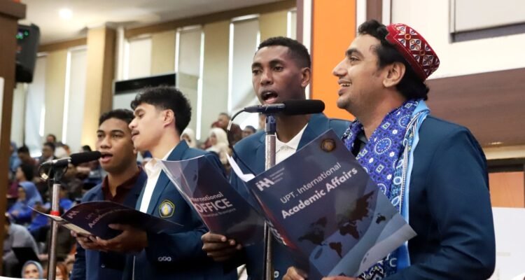 11 Mahasiswa Asing Gaungkan Pesan Damai Lewat “Boys of Peace” di Wisuda UB.