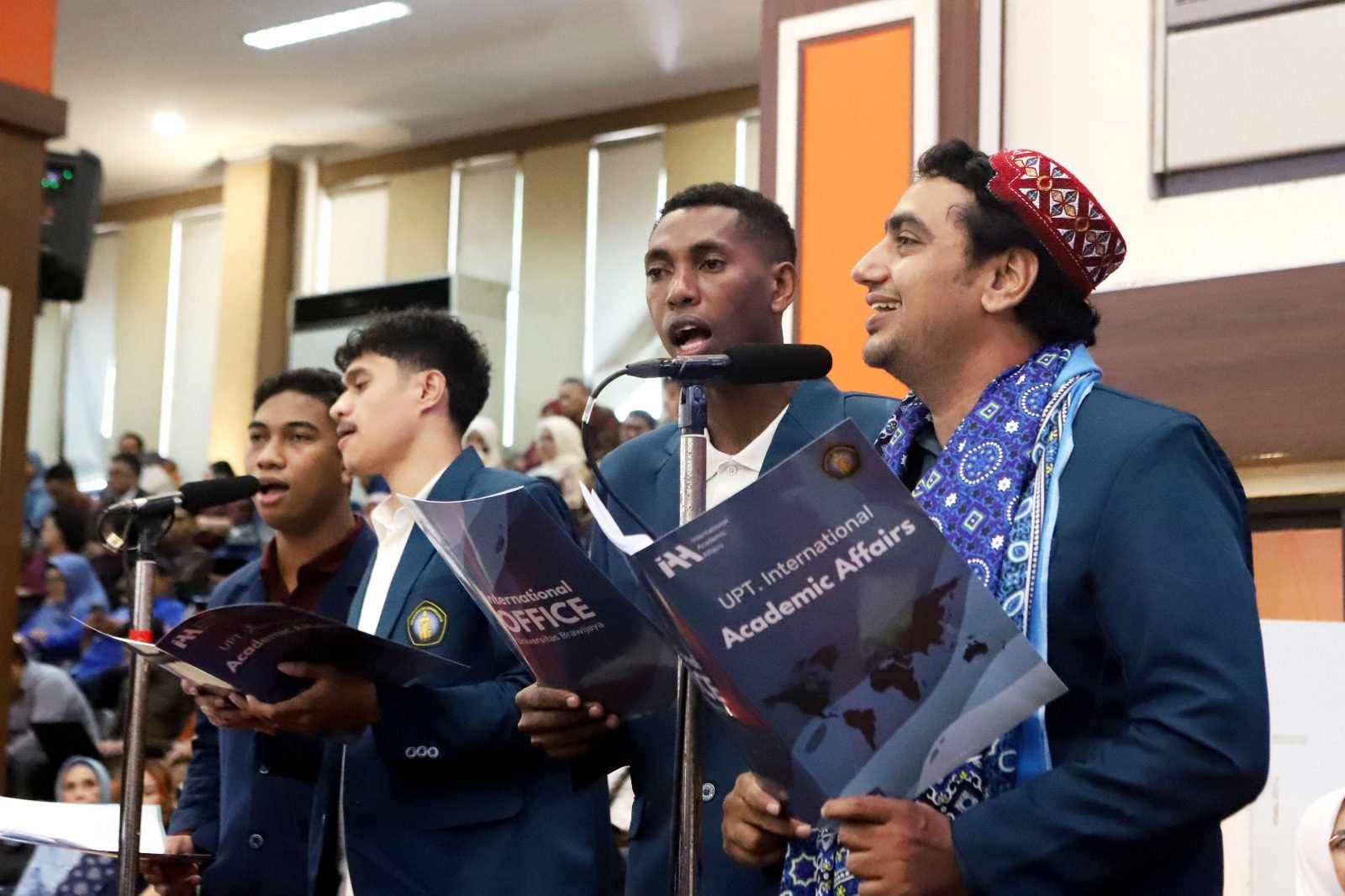 11 Mahasiswa Asing Gaungkan Pesan Damai Lewat “Boys of Peace” di Wisuda UB.