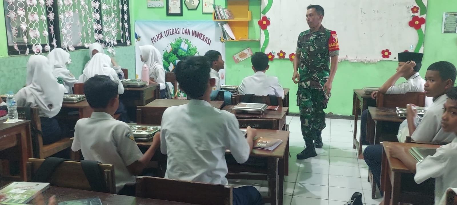 Babinsa Blimbing Kawal Makan Bergizi Gratis, Investasi Nyata untuk Generasi Sehat