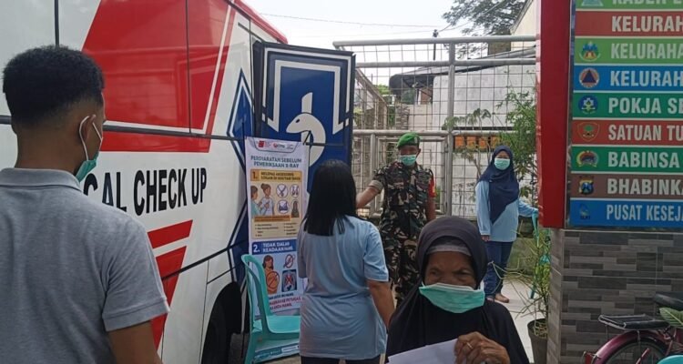 Babinsa Klojen Dampingi Skrining Kesehatan Paru Warga Kasin