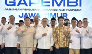 pelantikan di hotel Menko Pangan Zulkifli Hasan Gaspol! Lantik DPW GAPEMBI Jatim, Ajak Kawal Ketat Program MBG