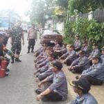 Perkuat Kesiapsiagaan, Babinsa Klojen Latih Satlinmas Secara Intensif