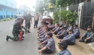 Perkuat Kesiapsiagaan, Babinsa Klojen Latih Satlinmas Secara Intensif