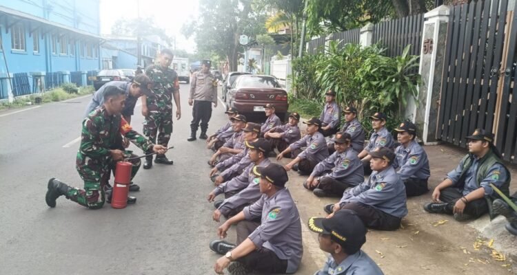 Perkuat Kesiapsiagaan, Babinsa Klojen Latih Satlinmas Secara Intensif